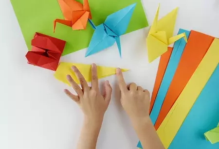 Origami จากกระดาษสำหรับเด็กอายุ 8-9 ปี: โครงร่างแสงแบบทีละขั้นตอนสำหรับเด็กผู้ชายและงานฝีมือสำหรับเด็กผู้หญิงด้วยมือของตัวเองความคิดที่เรียบง่ายสำหรับผู้เริ่มต้น 27047_49