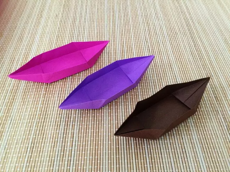 Орігамі «Човен»: схеми складання човників з паперу для дітей. Як покроково зробити просту човен з вітрилом своїми руками початківцям? 27054_12