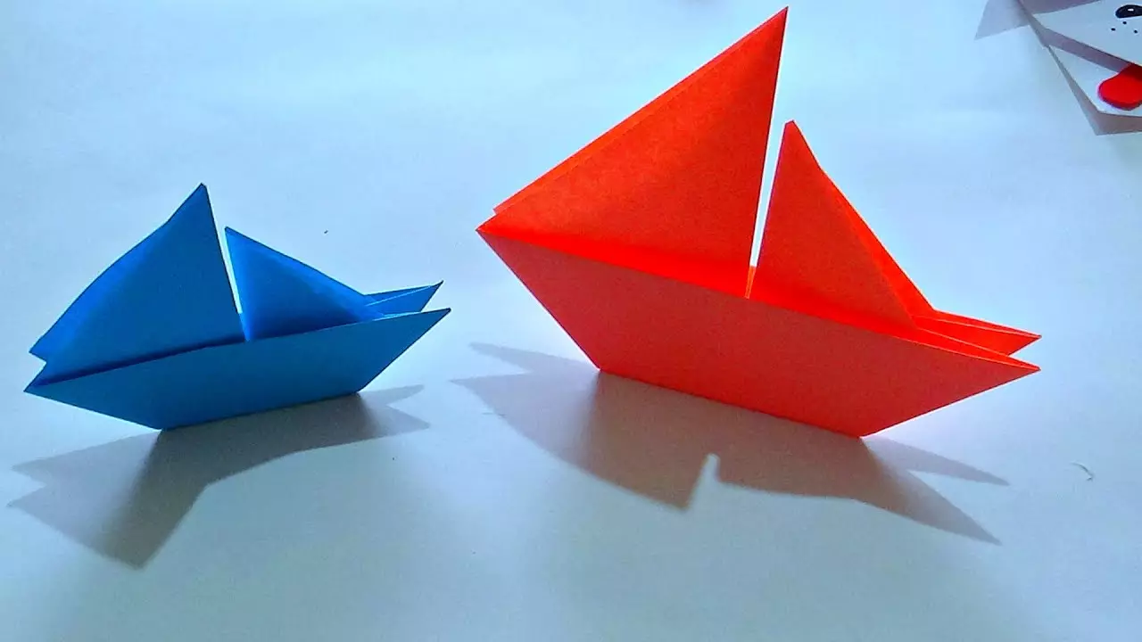 Орігамі «Човен»: схеми складання човників з паперу для дітей. Як покроково зробити просту човен з вітрилом своїми руками початківцям? 27054_2