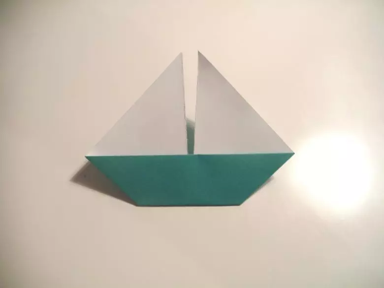 «Қайық» оригами: балалар катерлеріне жиналмалы схемалар. Өз қолыңызбен қарапайым қайықпен қайықпен күресуге қалай қадам жасау керек? 27054_7