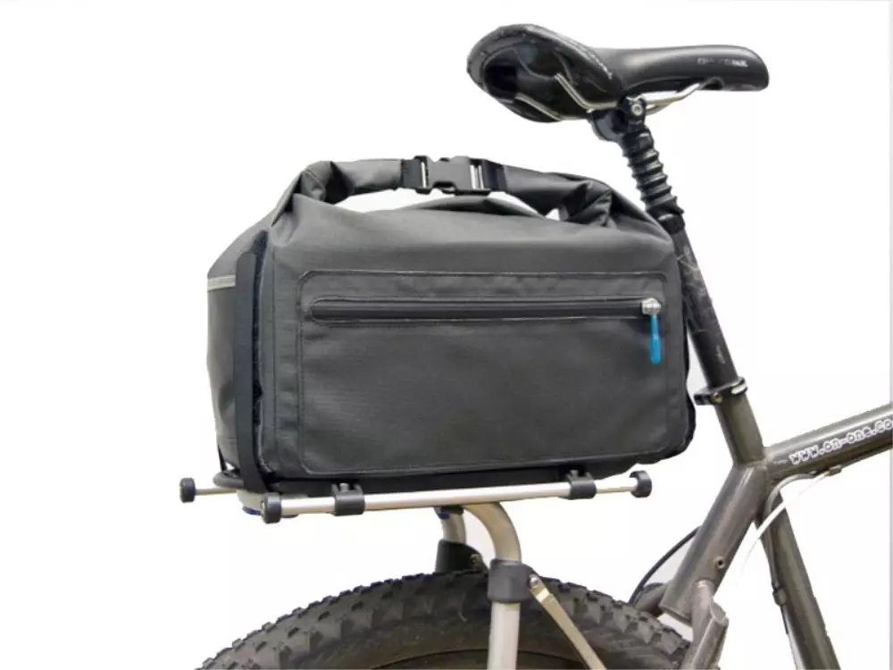 Beg basikal (83 foto): Beg berbasikal pada roda stereng, bingkai dan batang, tempat duduk 2705_13