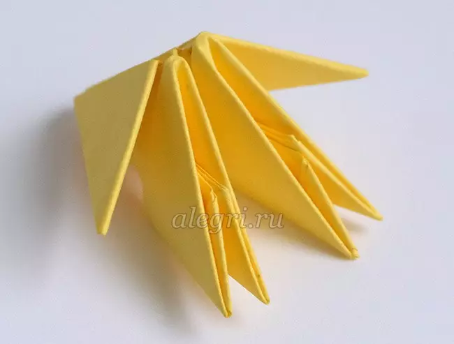אוריגמי נפחית: דמויות מנייר למתחילים. כיצד להפוך משולש ולפי מרובע לתוכנית? אמנות מורכבות ואור 27061_28