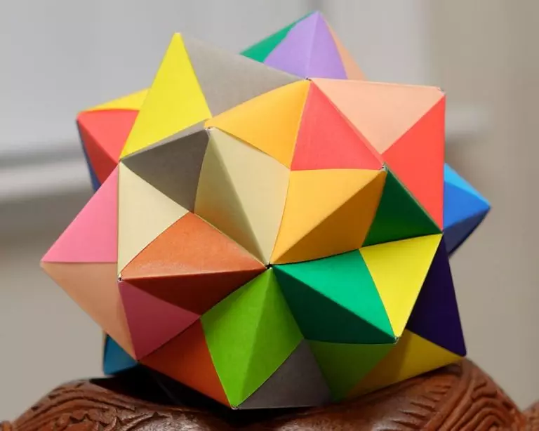 Volumetric Origami: figuri de la hârtie pentru începători. Cum de a face un triunghi și pătrat conform schemei? Complex și meșteșuguri ușoare 27061_3
