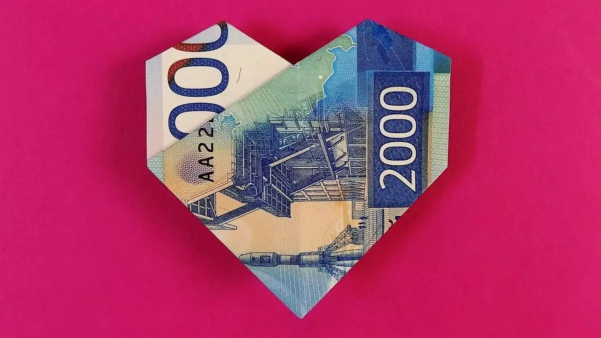 Origami vu Suen: Häerz vu Cash Rechnungen an Shirt, Blummen no dem Schema a Kleed mat Ären eegenen Hänn aus 5000 Rubel. Wéi klappt Dir e Päiperlek? 27064_10