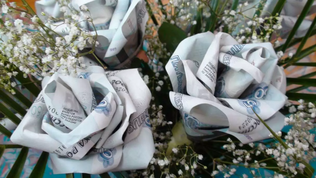 Origami dari uang: hati dari tagihan tunai dan kemeja, bunga sesuai dengan skema dan berpakaian dengan tangan Anda sendiri dari 5.000 rubel. Bagaimana cara melipat kupu-kupu? 27064_13