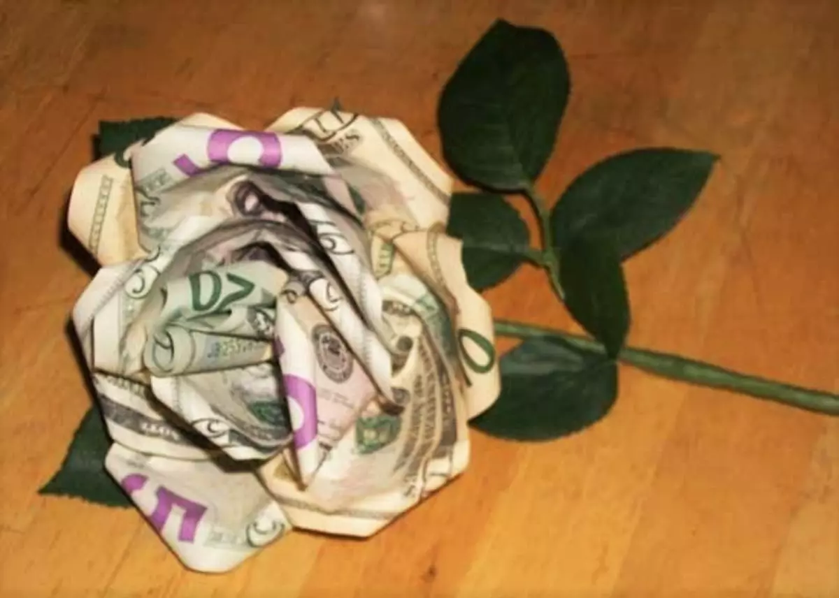 Origami från pengar: hjärta från kontanträkningar och skjorta, blomma enligt schemat och klänning med egna händer av 5000 rubel. Hur man viker en fjäril? 27064_16