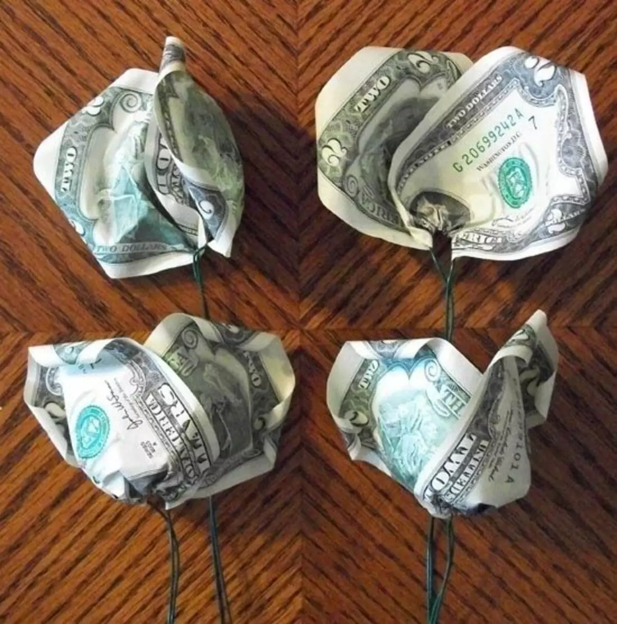 पैसे की Origami: बैंकनोट और शर्ट के दिल, 5000 रूबल से अपने हाथों से पोशाक पर फूल पैटर्न। कैसे तितली गुना करने के लिए? 27064_19