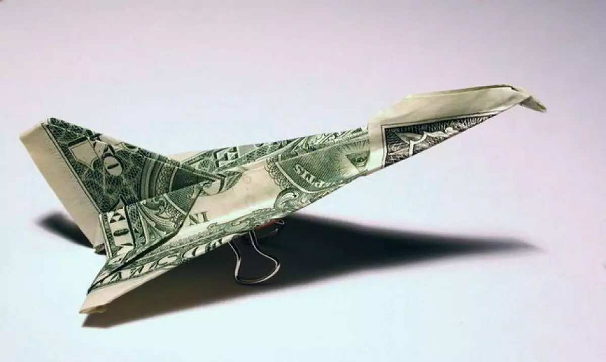 Origami từ tiền: tim từ hóa đơn tiền mặt và áo sơ mi, hoa theo đề án và đầm với tay của bạn ra khỏi 5000 rúp. Làm thế nào để gấp một con bướm? 27064_37