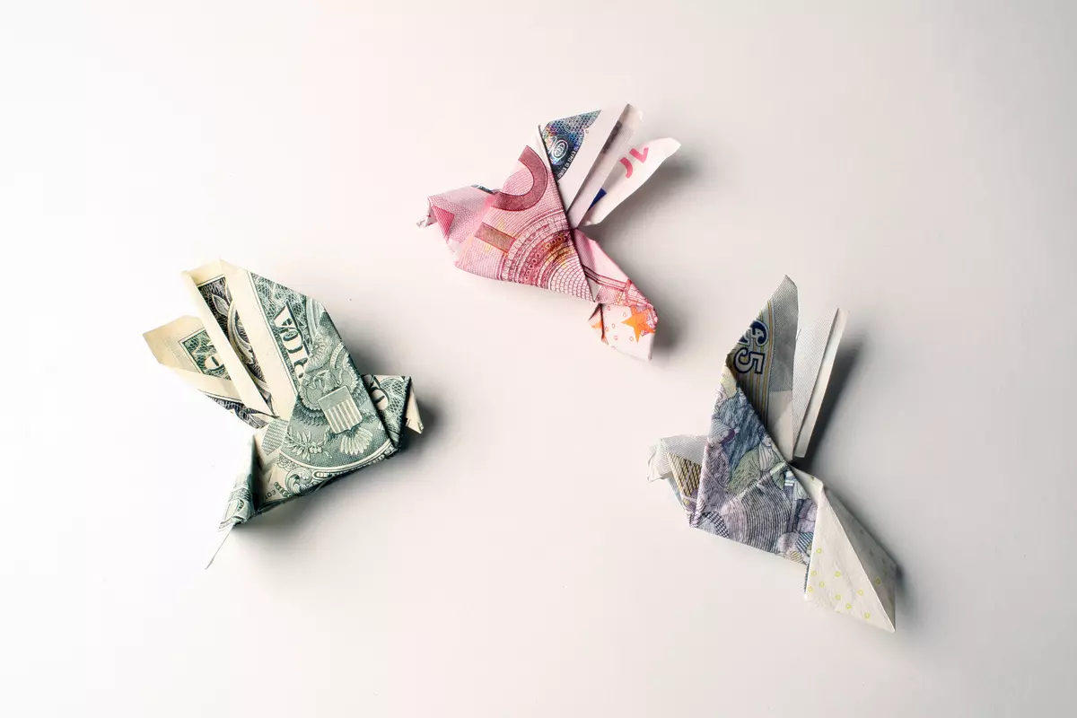 Origami dari uang: hati dari tagihan tunai dan kemeja, bunga sesuai dengan skema dan berpakaian dengan tangan Anda sendiri dari 5.000 rubel. Bagaimana cara melipat kupu-kupu? 27064_38