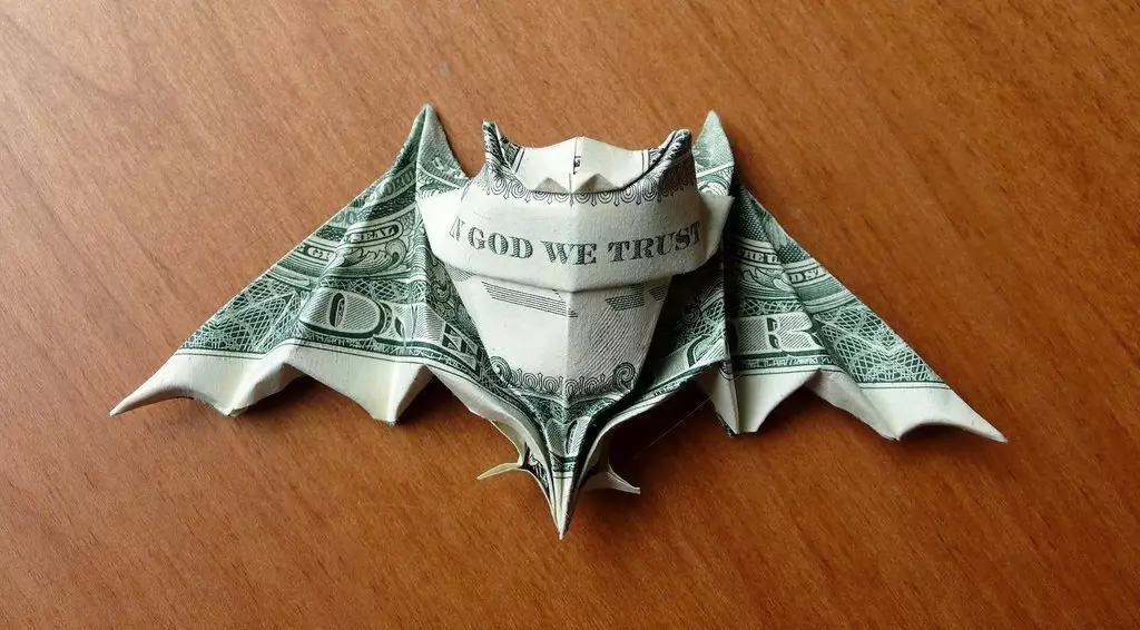Origami från pengar: hjärta från kontanträkningar och skjorta, blomma enligt schemat och klänning med egna händer av 5000 rubel. Hur man viker en fjäril? 27064_4