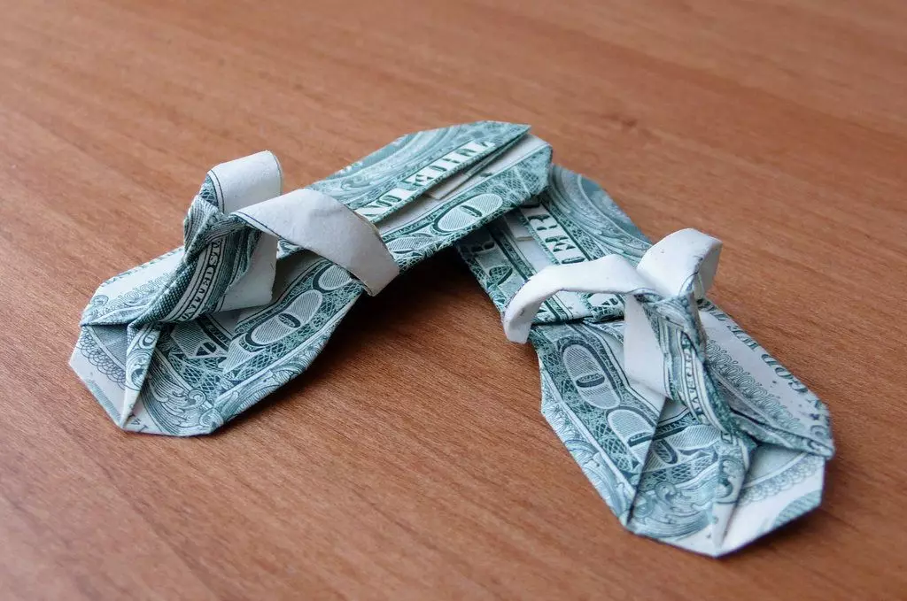 Puldan origami: nagt töleglerden we köýnek, shema görä, shema görä, shema we gül köýnek we 5000 rubl bilen öz eliňiz bilen geýiň. Kebelek nädip bukmaly? 27064_6