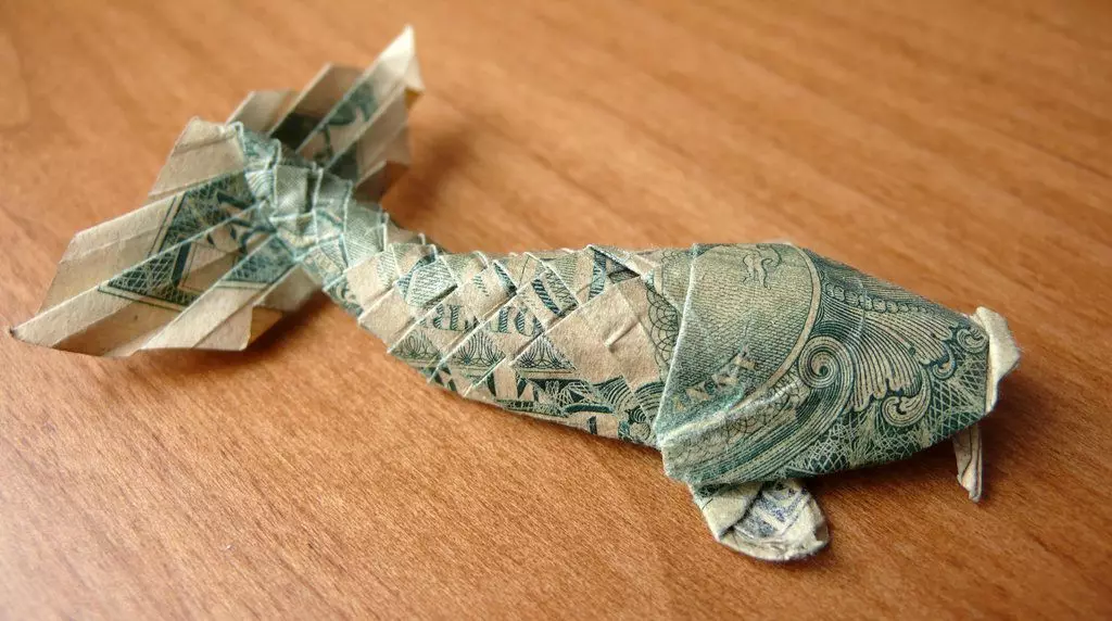 Origami tina artos: jantung tina tagihan sareng kaos kontan, kembang dumasar kana skéma sareng pakéan nganggo panangan anjeun kaluar tina 5000 rubles. Kumaha ngalipet kukupu? 27064_7