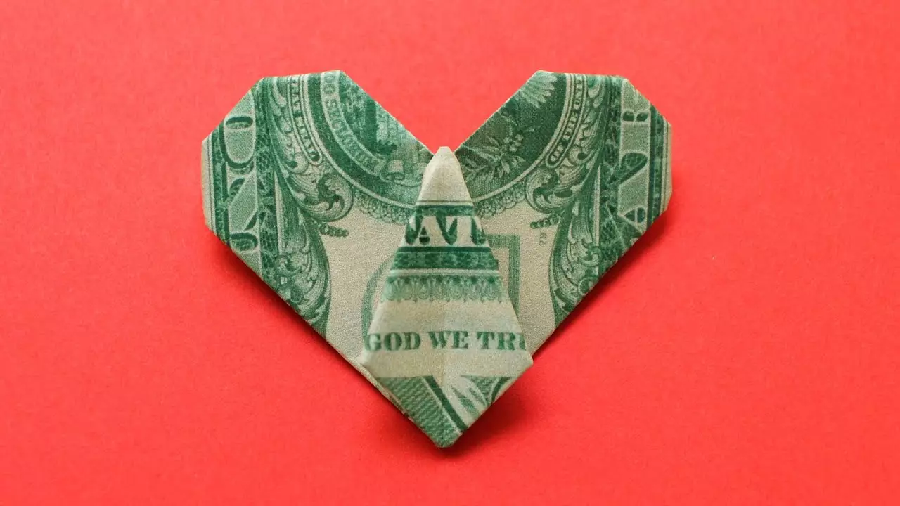 お金の折り紙：現金法案とシャツから心、花5000ルーブルのうち、あなた自身の手でスキームやドレスによります。蝶を折るする方法？ 27064_8