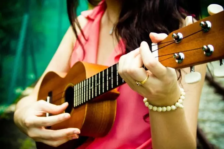 Berjuang di ukulele: skéma pikeun pamula. Kumaha carana muter 