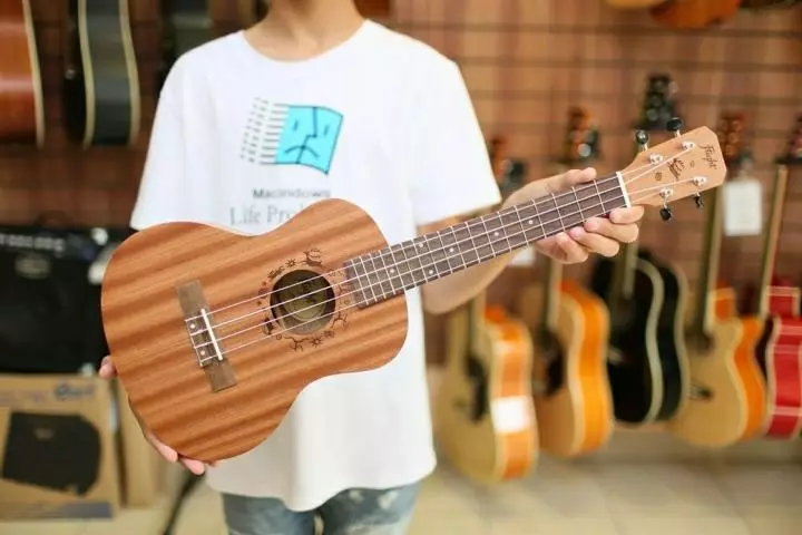 Kalite ukulele: gwosè nan cm, ki sa yo varyete ak diferans ki genyen yo, modèl 21 pous nan longè, mwayèn ak estanda opsyon 27076_22