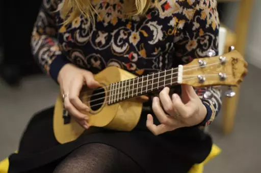 UKULELE tipai: dydžiai cm, kas yra veislės ir jų skirtumai, 21 colių ilgio, vidutinių ir standartinių parinkčių modeliai 27076_7