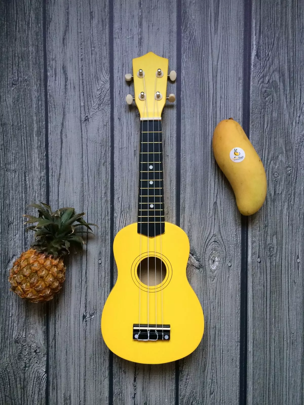Ngjyra dhe dizajni ukulele: ngjyrë të zezë dhe rozë, të verdhë dhe të errët, të bardhë dhe transparente, të purpurt dhe blu, me ngjyrë të tërë 27078_14