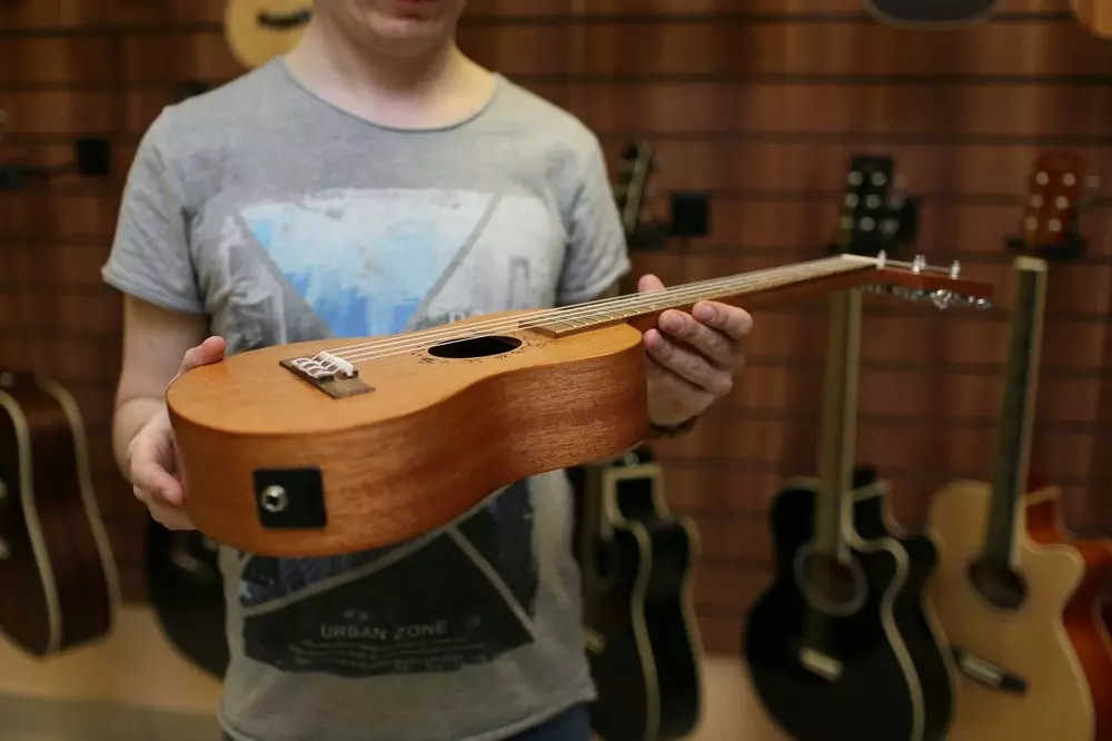 Ukulee tenor: Систем, дизайн, дизайн, дизайн, дуу, дуу, зөвлөмжүүд 27085_5