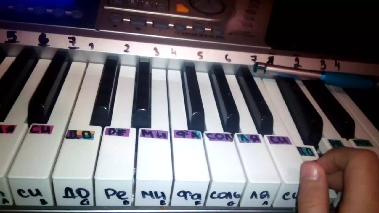 Synthesizer'teki akorlar: Yeni başlayanlar için resimlerde akorlar. Anahtarları sol el nasıl oynanır? Basit ve hafif akorların atamaları 27091_18