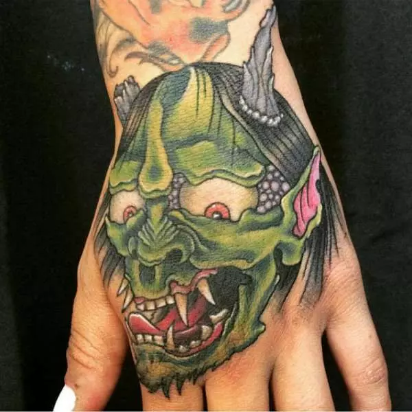 Tattoo ճապոնական դիմակների տեսքով. Դեւեր եւ դրանց իմաստները: Դաջվածքների էսքիզներ Japan ապոնիայի դիմակների ոճով: Դաջվածքի «Սատանան» ձեռքին եւ դիցաբանության այլ սարսափելի հերոսների վրա 270_18