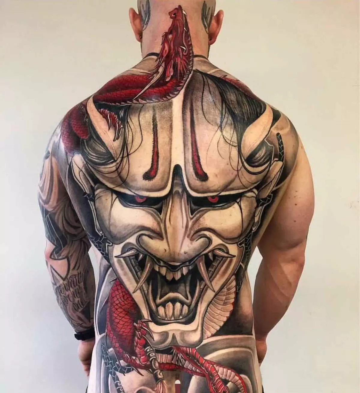 Tattoo ճապոնական դիմակների տեսքով. Դեւեր եւ դրանց իմաստները: Դաջվածքների էսքիզներ Japan ապոնիայի դիմակների ոճով: Դաջվածքի «Սատանան» ձեռքին եւ դիցաբանության այլ սարսափելի հերոսների վրա 270_24