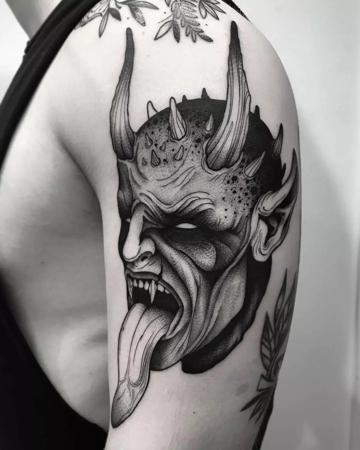 日本のマスクの形の入れ墨：悪魔とその意味。日本のマスクのスタイルで入れ墨のスケッチ。神話の他のひどい英雄のタトゥー「悪魔」 270_31