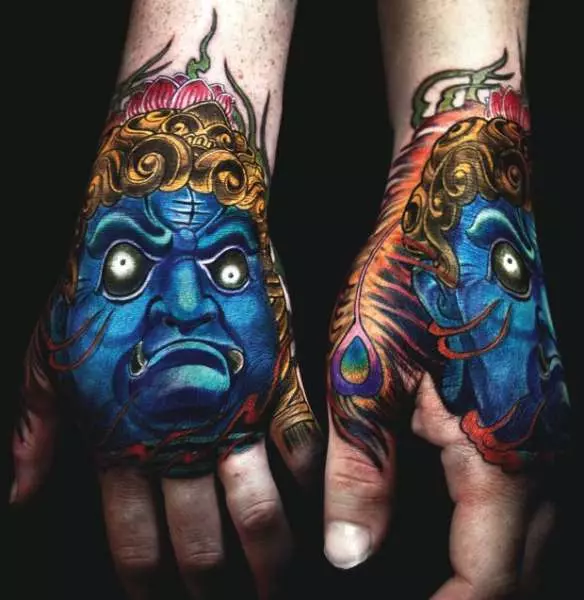 Tattoo ճապոնական դիմակների տեսքով. Դեւեր եւ դրանց իմաստները: Դաջվածքների էսքիզներ Japan ապոնիայի դիմակների ոճով: Դաջվածքի «Սատանան» ձեռքին եւ դիցաբանության այլ սարսափելի հերոսների վրա 270_43