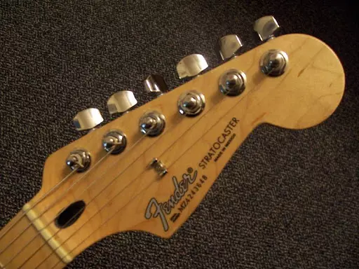 Stratocaster Fender (45 Grianghraif): Giotáir Acoustasonic Meiriceánach agus Meiriceánach Ultra, Bullet agus Affinity, Deluxe agus Jeff Beck Giotáir leictreacha, Deluxe agus Jeff Beck, Forbhreathnú ar shraith agus samhlacha eile 27105_12