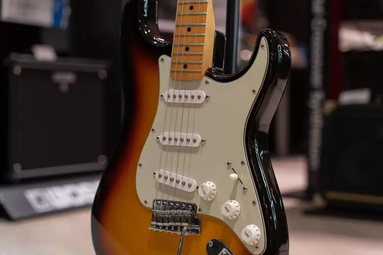 Fender Stratocaster (45 bilder): Amerikanske Akustasoniske gitarer og amerikansk Ultra, Bullet og Affinity, Deluxe og Jeff Beck Elektriske gitarer, Deluxe og Jeff Beck, Oversikt over andre serier og modeller 27105_17