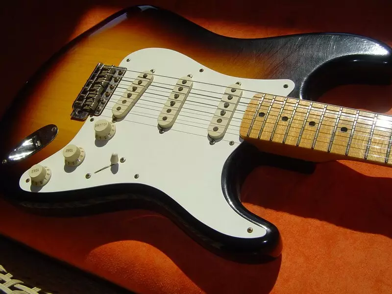 Fender Stratocaster (45 ảnh): Guitar American Acoustasonic và American Ultra, Bullet và Affinity, Deluxe và Jeff Beck Guitars, Deluxe và Jeff Beck, Tổng quan về các dòng và mô hình khác 27105_2