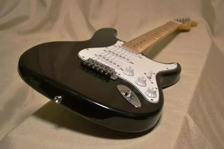 Fender Stratocaster (45 ảnh): Guitar American Acoustasonic và American Ultra, Bullet và Affinity, Deluxe và Jeff Beck Guitars, Deluxe và Jeff Beck, Tổng quan về các dòng và mô hình khác 27105_23