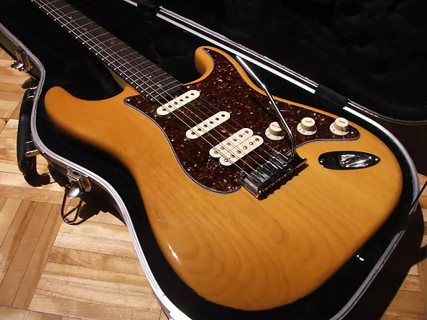 Fender Stratocaster (45 bilder): Amerikanske Akustasoniske gitarer og amerikansk Ultra, Bullet og Affinity, Deluxe og Jeff Beck Elektriske gitarer, Deluxe og Jeff Beck, Oversikt over andre serier og modeller 27105_25