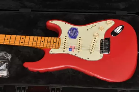 Fender Stratocaster (45 bilder): Amerikanske Akustasoniske gitarer og amerikansk Ultra, Bullet og Affinity, Deluxe og Jeff Beck Elektriske gitarer, Deluxe og Jeff Beck, Oversikt over andre serier og modeller 27105_26