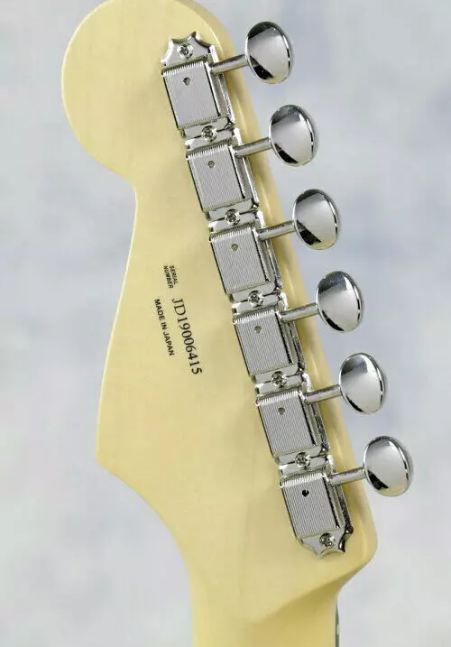 Stratocaster Fender (45 Grianghraif): Giotáir Acoustasonic Meiriceánach agus Meiriceánach Ultra, Bullet agus Affinity, Deluxe agus Jeff Beck Giotáir leictreacha, Deluxe agus Jeff Beck, Forbhreathnú ar shraith agus samhlacha eile 27105_30