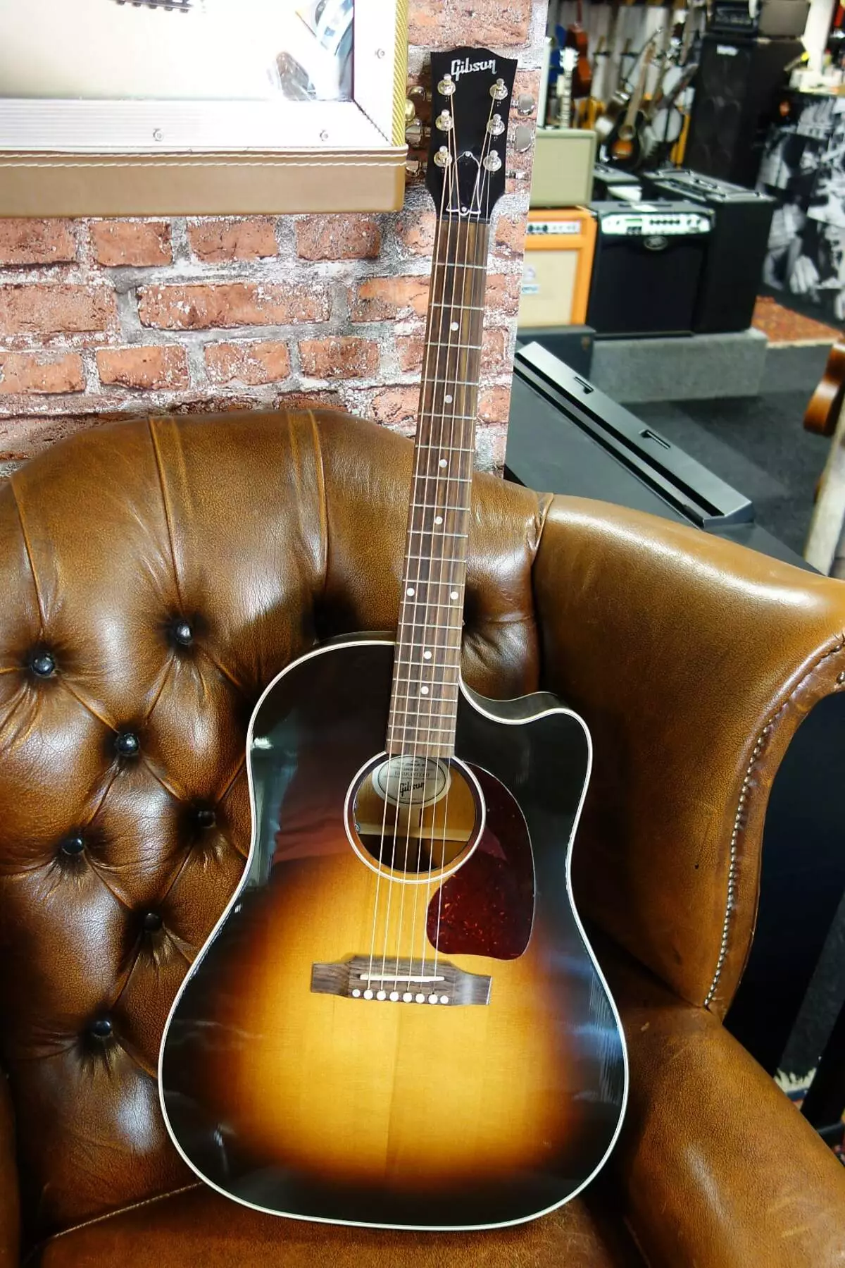 Gibson Guitars（34枚の写真）：電気ギターとアコースティック、ベースギターと半音響、Les PaulとSG、その他のモデルと文字列の選択 27140_3