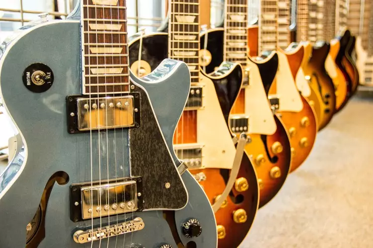 Gibson-Gitarren (34 Fotos): E-Gitarren und akustische, Bassgitarren und halbakustisch, les paul und sg, andere Modelle und Auswahl von Strings 27140_30