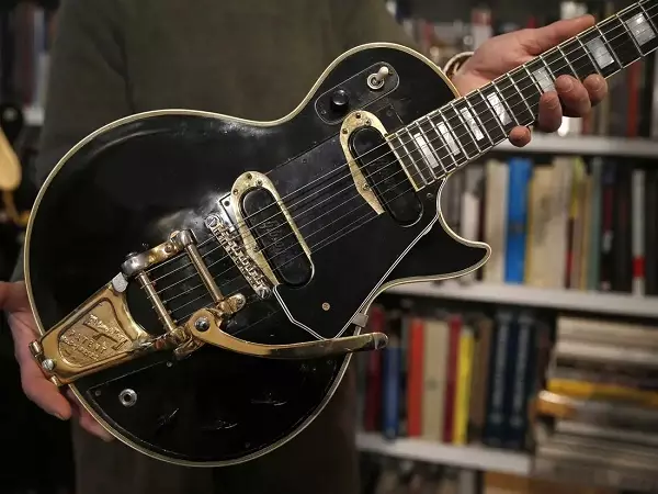 gitarau Gibson (lluniau 34): gitarau trydan a acwstig, gitarau bas a lled-acwstig, les paul a sg, modelau eraill a dewis llinynnau 27140_32