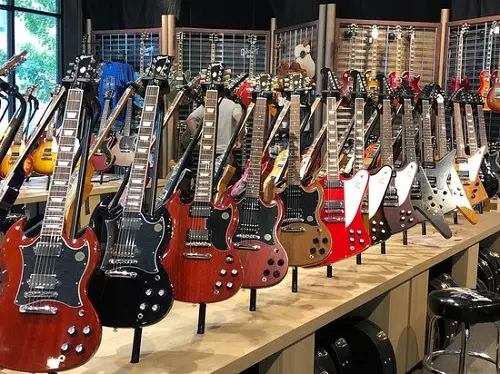 Gibson-kitarat (34 kuvaa): Sähkökitarat ja akustiset, bassikitarat ja semi-akustinen, Les Paul ja SG, Muut mallit ja valikoima merkkijono 27140_34