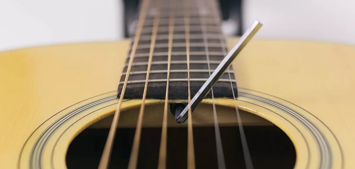 Thiết lập một mỏ neo và một lưới trên guitar acoustic: Làm thế nào để nâng và căn chỉnh? Làm thế nào để xoắn neo và bỏ qua nó?