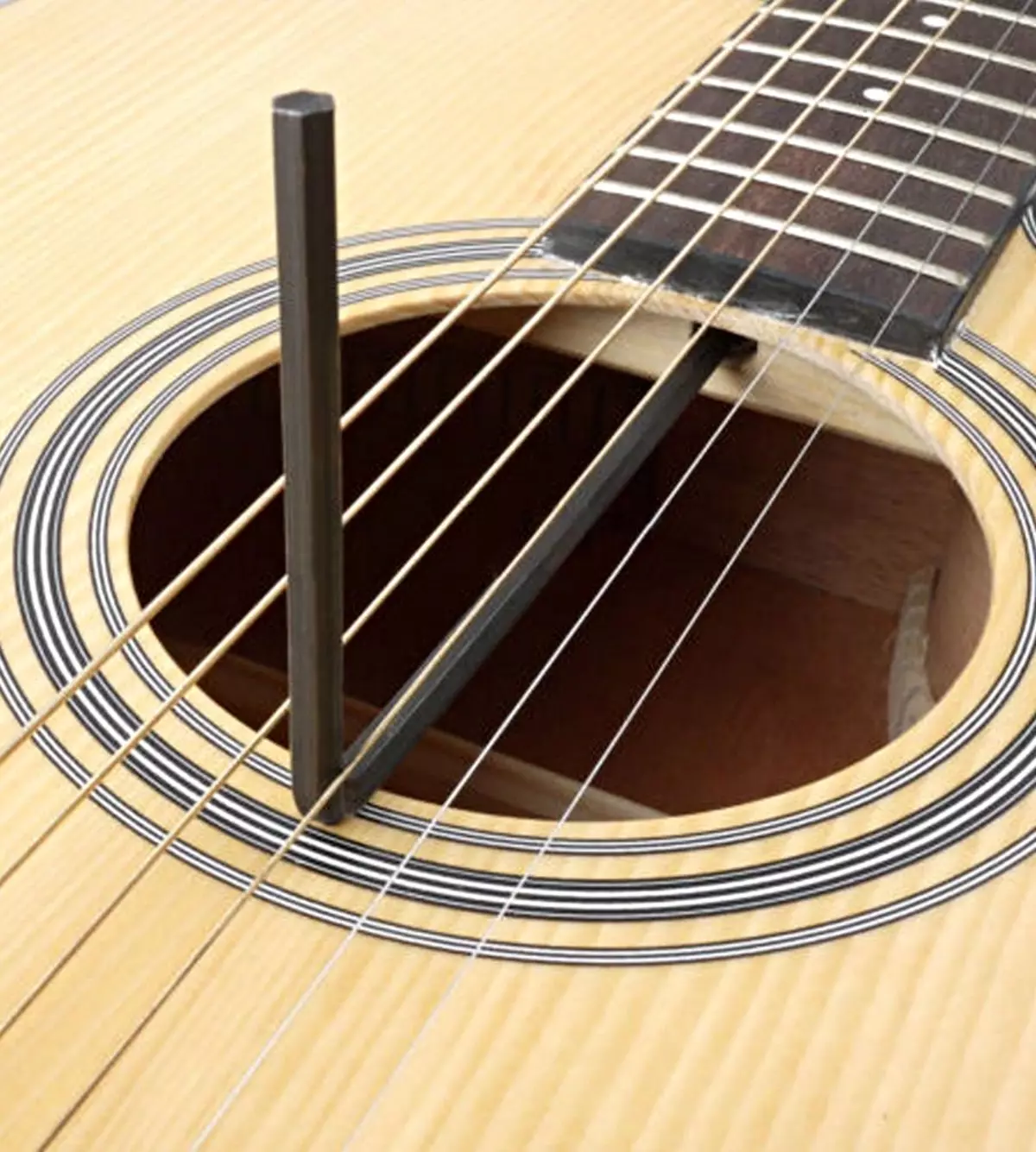 Sette opp et anker og et rutenett på en akustisk gitar: hvordan å heve og justere? Hvordan twist anker og utelater det? 27157_2