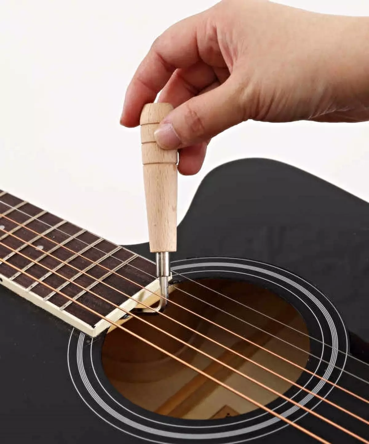 Sette opp et anker og et rutenett på en akustisk gitar: hvordan å heve og justere? Hvordan twist anker og utelater det? 27157_3