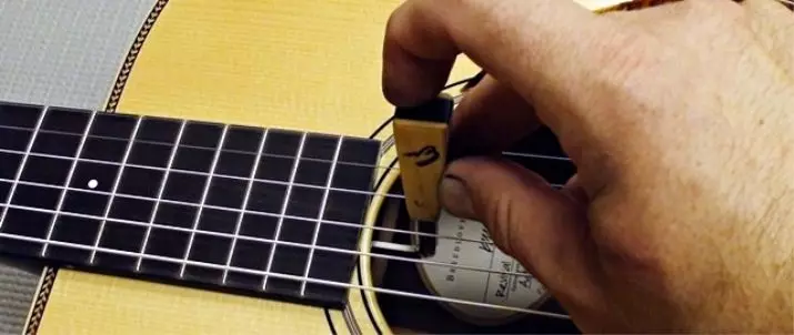 Sette opp et anker og et rutenett på en akustisk gitar: hvordan å heve og justere? Hvordan twist anker og utelater det? 27157_4