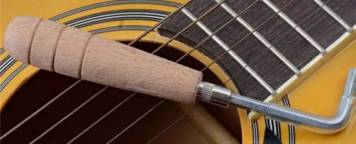 Sette opp et anker og et rutenett på en akustisk gitar: hvordan å heve og justere? Hvordan twist anker og utelater det? 27157_5