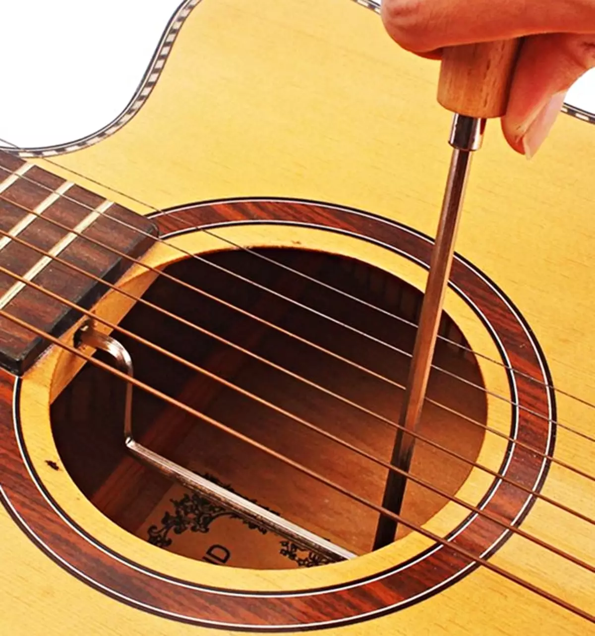 Sette opp et anker og et rutenett på en akustisk gitar: hvordan å heve og justere? Hvordan twist anker og utelater det? 27157_6