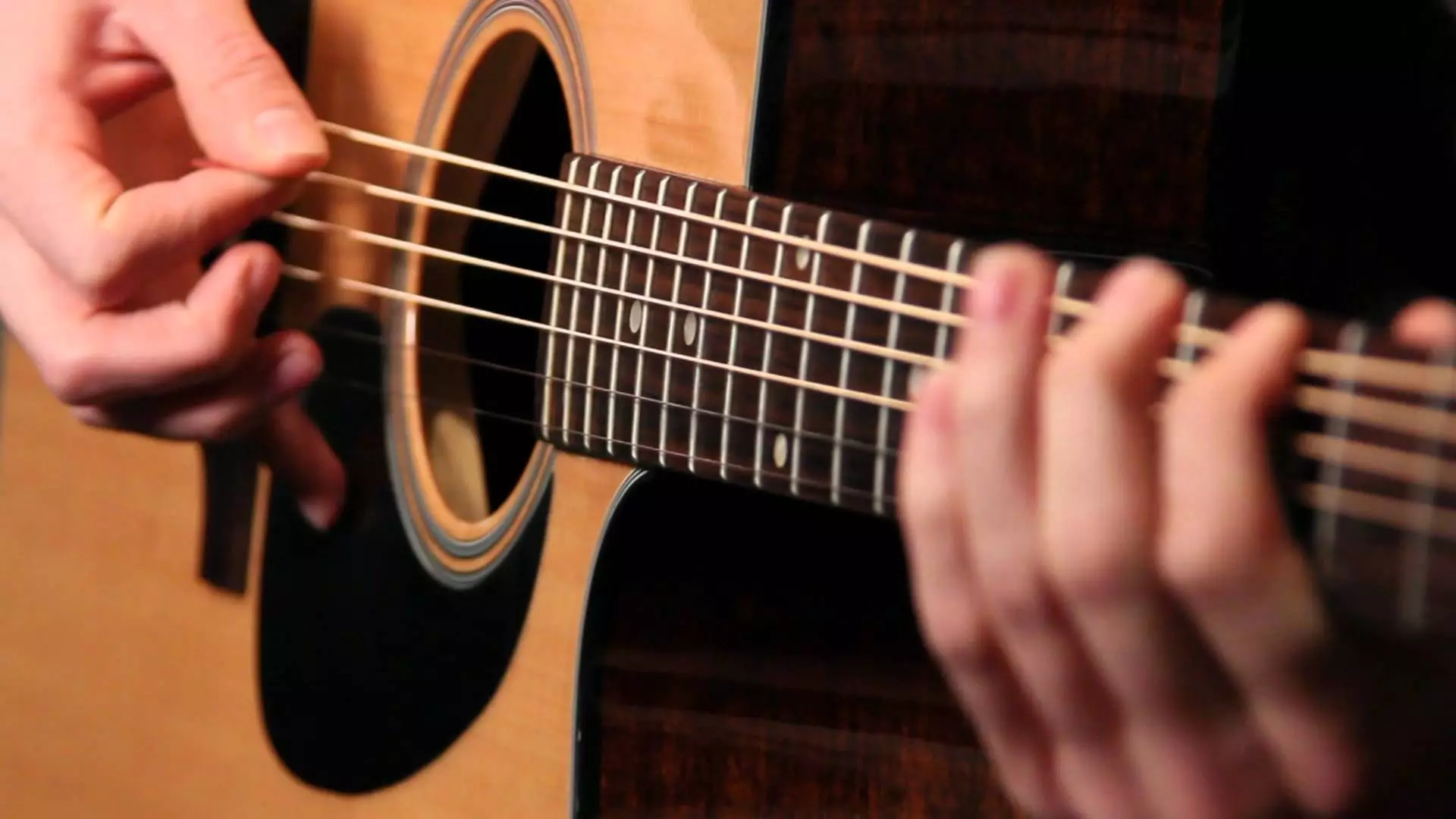 Les meilleures guitares acoustiques pour débutants: Que choisir pour un débutant? Note des entreprises et des meilleurs modèles à faible coût, conseils sur le choix de l'acoustique 27161_31