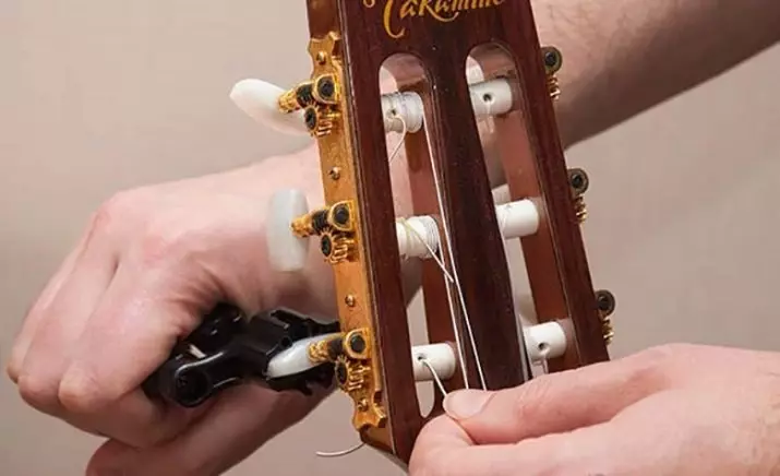 Nylonové struny pro akustickou kytaru: jak dát a tahem? Co se syntetické řetězce jsou lepší? 27162_12
