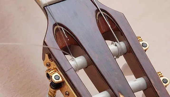 Nilonske žice za akustičnu gitaru: Kako staviti i povući? Koje sintetičke nizove su bolji? 27162_15