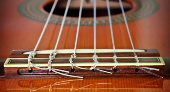 Strings Nylon untuk gitar akustik: bagaimana untuk meletakkan dan menarik? Apa rentetan sintetik yang lebih baik? 27162_3