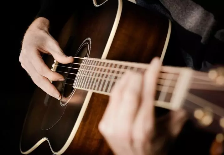 Nylon xargaha gitaarka acoustic gitaar: Sidee loo dhigaa oo jiidaa? Waa maxay xargaha xargaha isku-dhafka ah? 27162_8
