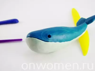 Valas muovista: Kuinka tehdä siitä lapset askel askeleelta pahvilla? Kuinka tehdä sininen valaiden valas vaiheittain? 27172_16